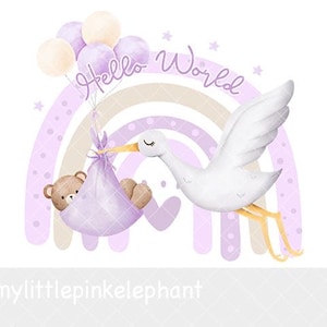 Pode incluir: Uma ilustração em aguarela apresentando uma cegonha branca carregando um urso de peluche castanho num embrulho roxo. Acima da cegonha, um arco-íris pastel roxo e bege com o texto Hello World e balões em tons de roxo e creme.
