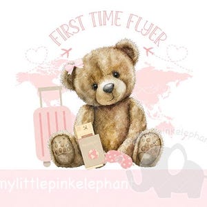 Könnte beinhalten: Ein brauner Teddybär mit einer rosa Schleife, der einen Reisepass und eine rosa Augenmaske hält. Der Bär sitzt neben einem rosa Koffer mit einer Weltkarte im Hintergrund. Der Text "First Time Flyer" ist in rosa Buchstaben über dem Bären geschrieben.