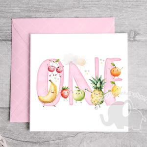 Peut inclure: Carte rose avec le mot "ONE" &eacute;crit en lettres roses avec des illustrations de fruits. Les lettres sont d&eacute;cor&eacute;es de cerises, de bananes, de fraises, d'ananas et d'oranges.