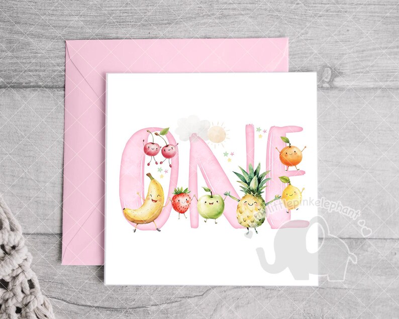 Peut inclure: Carte rose avec le mot "ONE" &eacute;crit en lettres roses avec des illustrations de fruits. Les lettres sont d&eacute;cor&eacute;es de cerises, de bananes, de fraises, d'ananas et d'oranges.