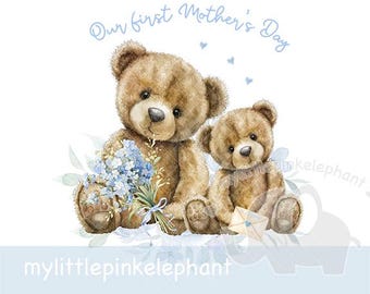 Könnte beinhalten: Zwei braune Teddybären, einer hält einen Strauß blauer Blumen und der andere einen kleinen Umschlag. Der Text "Our first Mother's Day" ist in Blau über den Bären geschrieben.