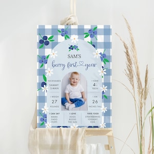 Letrero de hito de primer año con diseño de bayas, póster imprimible para el primer cumpleaños, tablero editable de hitos para bebés, temática de bayas azules, arándanos