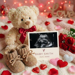 Puede incluir: Un oso de peluche beige con un lazo rojo está junto a una foto de ultrasonido y botines de bebé tejidos. Pétalos de rosa rojos y decoraciones en forma de corazón rodean los artículos, con un ramo de rosas rojas. El ultrasonido dice "Baby Smith, Aug 20XX."