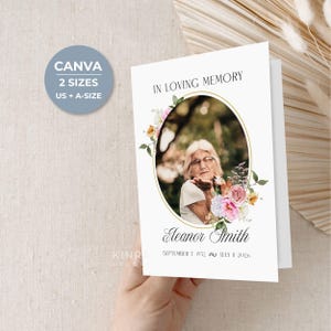 Puede incluir: Una tarjeta funeraria blanca con el texto IN LOVING MEMORY, una foto ovalada central de una persona mayor lanzando un beso e ilustraciones florales. El nombre Eleanor Smith y las fechas 7 de septiembre de 1952 al 11 de julio de 2026 están impresos.
