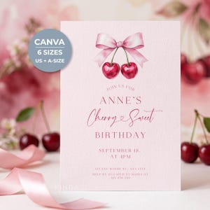 Op de afbeelding: Een lichtroze verjaardagsuitnodiging met een aquarelillustratie van twee rode kersen vastgebonden met een lichtroze strik. De tekst luidt: JOIN US FOR ANNE'S Cherry Sweet BIRTHDAY, SEPTEMBER 18, AT 4PM, inclusief adresgegevens en RSVP-informatie.