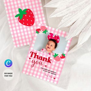 Cartão de agradecimento para o primeiro aniversário de Berry, agradecimento com tema de morango, fundo xadrez rosa, fontes retrô e script, cartão de agradecimento para meninas