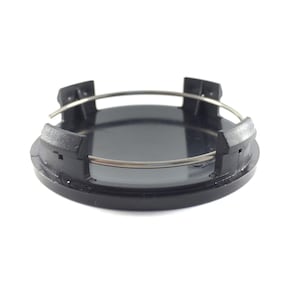 Könnte beinhalten: Eine schwarze Radkappenmitte mit einem glänzenden Metallhaltebügel. Die Radkappe hat ein kreisförmiges Design mit vier Laschen zur sicheren Befestigung. Das Bild ist eine Nahaufnahme vor weißem Hintergrund.