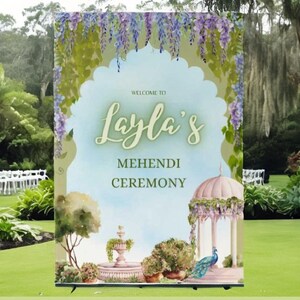 Puede incluir: Un cartel de bienvenida para una ceremonia de Mehndi con un diseño de acuarela de un jardín con una fuente, un cenador y un pavo real. El cartel dice "Bienvenido a la ceremonia de Mehndi de Layla".