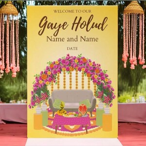 Puede incluir: Un cartel de bienvenida amarillo y rosa para una celebración de Gaye Holud. El cartel presenta un arco floral, un sofá y una mesa con artículos decorativos. El texto en el cartel dice "Bienvenido a nuestro Gaye Holud Nombre y Nombre FECHA".