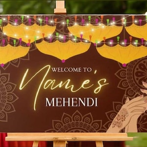 Puede incluir: Un letrero marrón con las palabras "Welcome to Names Mehendi" en una escritura brillante. El letrero presenta formas amarillas en forma de paraguas, luces de cadena y manos decoradas con henna. El letrero se muestra en un caballete de madera.