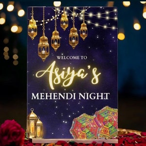 Puede incluir: Un cartel morado y dorado con el texto "Bienvenido a la noche de Mehndi de Asiya" y linternas decorativas y luces de cadena.