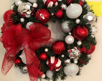 Klassischer roter und silberner Ornament-Kranz - 17-Zoll-Feiertags-Türdekor