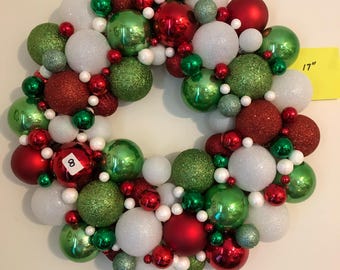 Handgemachter 17-Zoll-Weihnachtskranz mit roter, grüner und weißer Weihnachtsdekoration