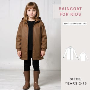 Può includere: Una bambina indossa un impermeabile con cappuccio marrone, una maglietta e leggings neri e stivali di gomma marroni. L'immagine include il testo "RAINCOAT FOR KIDS" e "PDF SEWING PATTERN". Le taglie del modello sono per bambini dai 2 ai 16 anni.