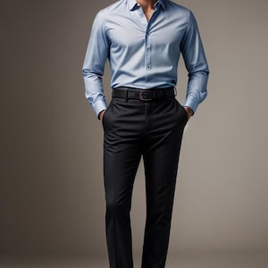 Puede incluir: Una camisa azul claro abotonada, combinada con un pantalón de vestir negro y un cinturón negro. El conjunto se completa con zapatos de vestir negros. El modelo lleva un conjunto clásico y profesional.