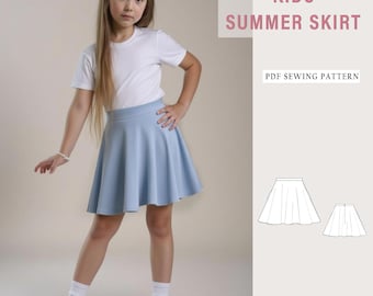 Peut inclure: Une jeune fille porte une jupe d'été bleu clair et un t-shirt blanc. L'image comprend le texte "KIDS SUMMER SKIRT" et "PDF SEWING PATTERN". Le patron de la jupe est illustré, avec le texte "2-17 YEARS".