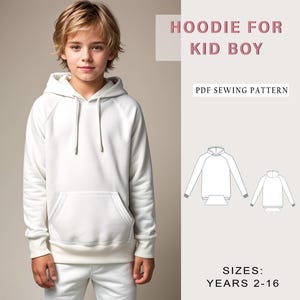 Puede incluir: Un patrón de costura para una sudadera con capucha blanca para un niño. El patrón incluye tallas para edades de 2 a 16 años. La imagen muestra a un niño pequeño usando una sudadera con capucha blanca y el patrón para la sudadera.