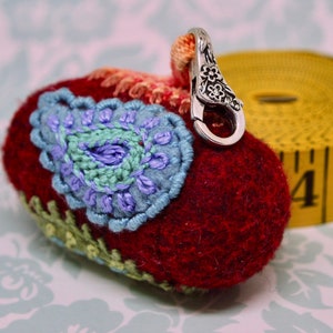 Hecho a medida a pedido Boho Paisley Small Bottlecap colgante usable chatelaine pincushion envío gratis a nosotros imagen 3