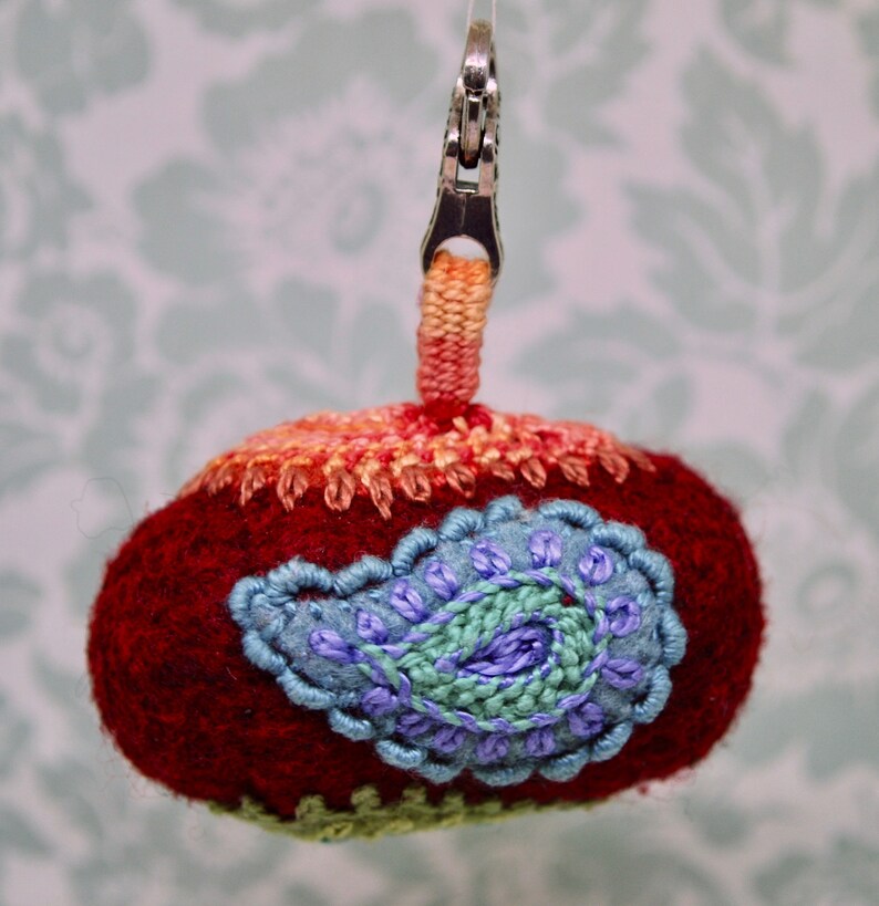 Hecho a medida a pedido Boho Paisley Small Bottlecap colgante usable chatelaine pincushion envío gratis a nosotros imagen 1