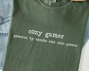 Minimalist Cozy Gamer Shirt | Powered by Snacks and Side Quests Tee | Aesthetic VTuber PNGTuber Gaming Gift | Comfort Colors Gaming T-shirt