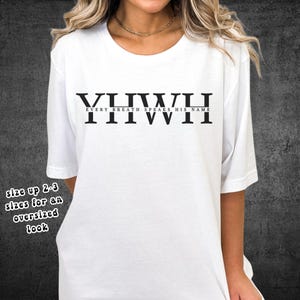 K&ouml;nnte beinhalten: Wei&szlig;es T-Shirt mit schwarzem Text "YHWH" &uuml;ber "EVERY BREATH SPEAKS HIS NAME". Der Text ist mittig auf der Vorderseite. Das Shirt hat kurze &Auml;rmel und einen Rundhalsausschnitt.