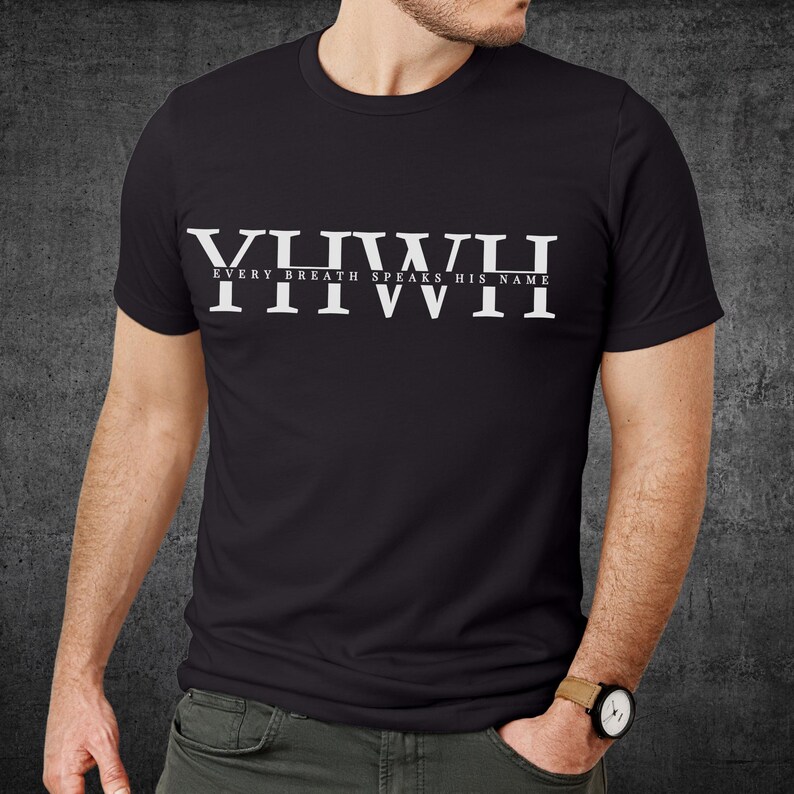 K&ouml;nnte beinhalten: Schwarzes T-Shirt mit wei&szlig;em Text "YHWH EVERY BREATH SPEAKS HIS NAME". Der Text ist mittig auf der Brust platziert. Das T-Shirt hat einen Rundhalsausschnitt und scheint aus weichem Material zu sein.
