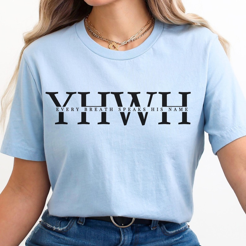 K&ouml;nnte beinhalten: Hellblaues T-Shirt mit dem schwarzen Text "YHWH EVERY BREATH SPEAKS HIS NAME". Das kurz&auml;rmelige Oberteil hat einen Rundhalsausschnitt. Der Text ist mittig auf der Vorderseite des Kleidungsst&uuml;cks platziert.