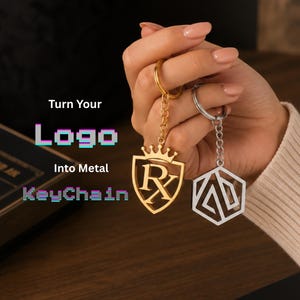 Könnte beinhalten: Zwei individuelle Metallschlüsselanhänger mit Ausschnittdesigns, einer in goldfarbener Schildform mit Krone und RX-Schriftzug, einer in silberfarbener Sechseckform mit geometrischen Linien. Text: Turn Your Logo Into Metal KeyChain.