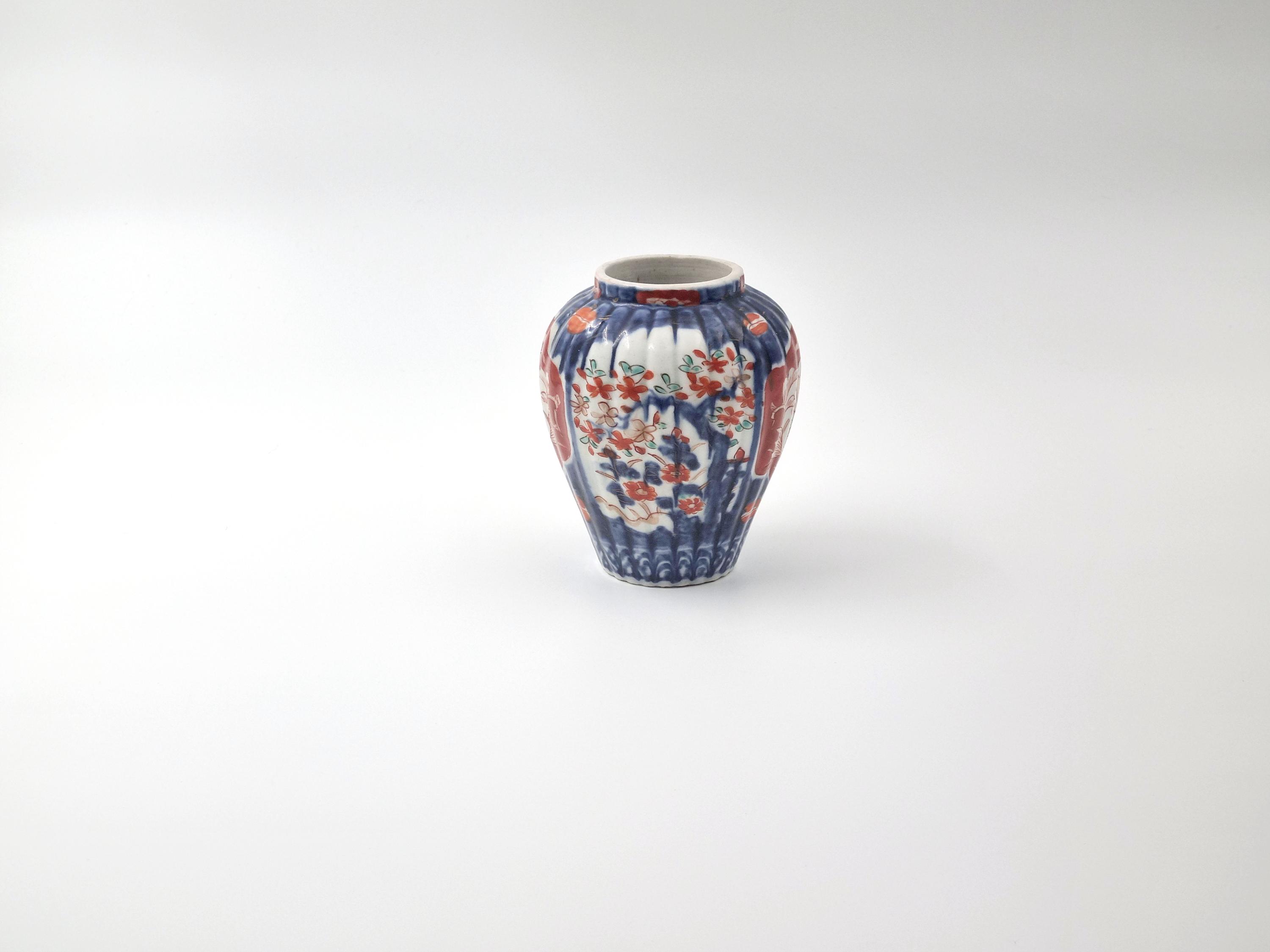 希少な伊万里焼の壺：日本の磁器の花瓶、青と赤の花模様、1900年代