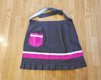 手作りのレトロなハーフエプロン：1940年代風のキッチンアクセサリー