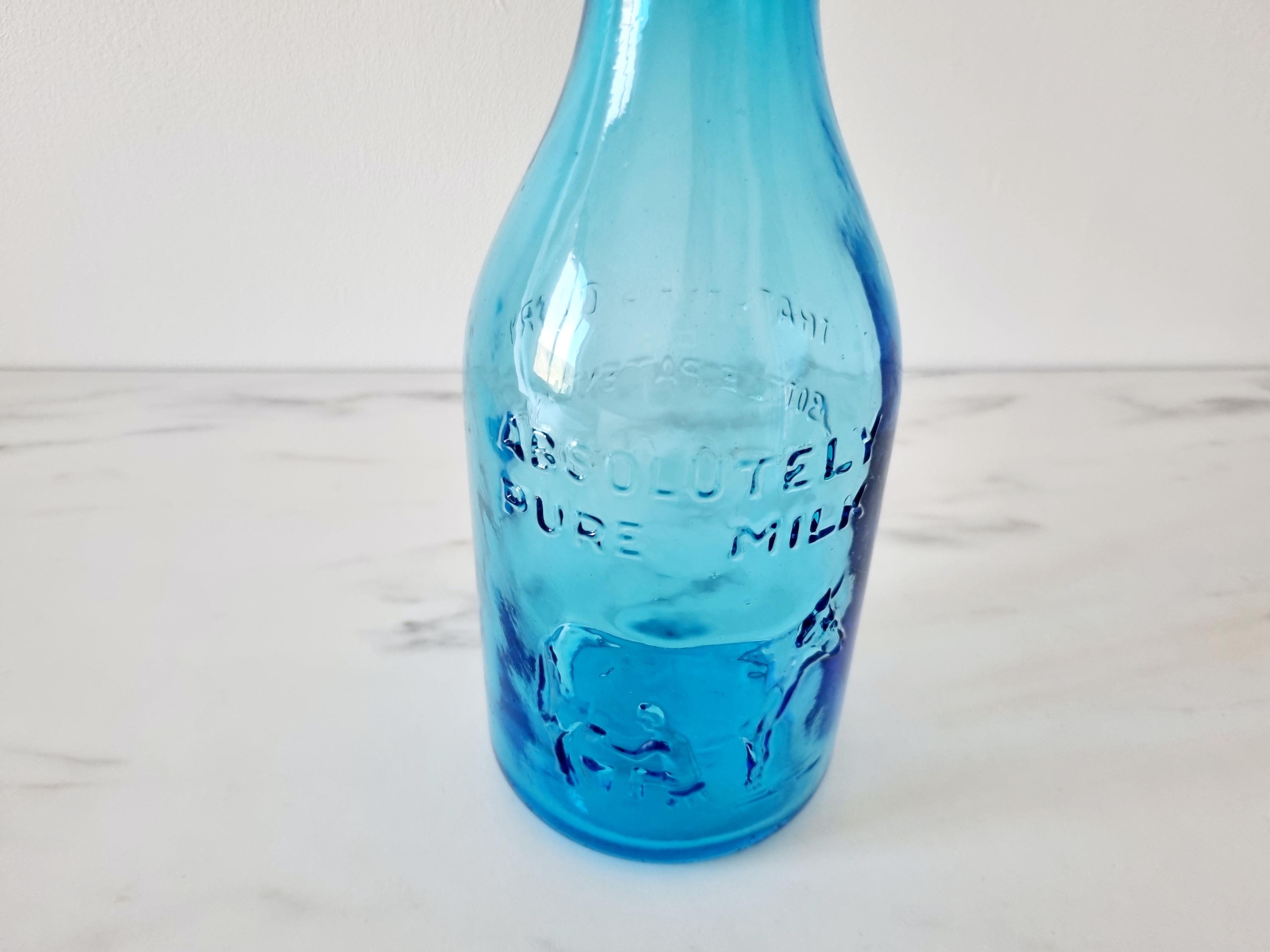 ヴィンテージの青いガラスの牛乳瓶：サッチャーの乳製品の花瓶 - Etsy 日本