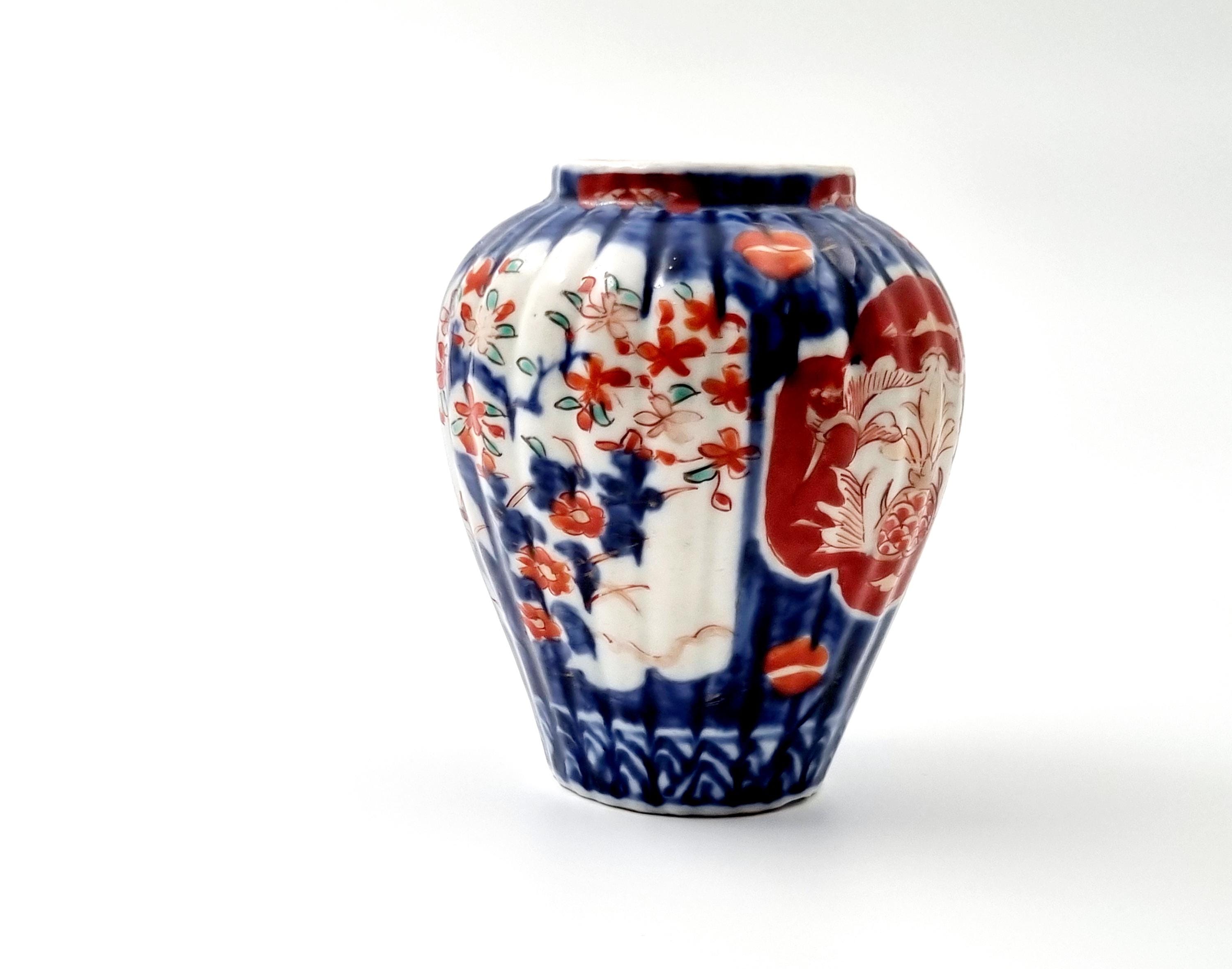 希少な伊万里焼の壺：日本の磁器の花瓶、青と赤の花模様、1900年代