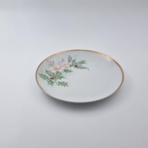 Prato de porcelana sueca vintage: decoração floral pintada à mão, detalhes dourados (1981)