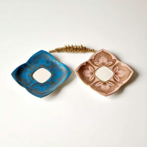 Zwei Untertassen Alka Kunst Bavaria 935 West Germany Lotus Blume, Blau Rosa Antike Mocca Kaffeetasse