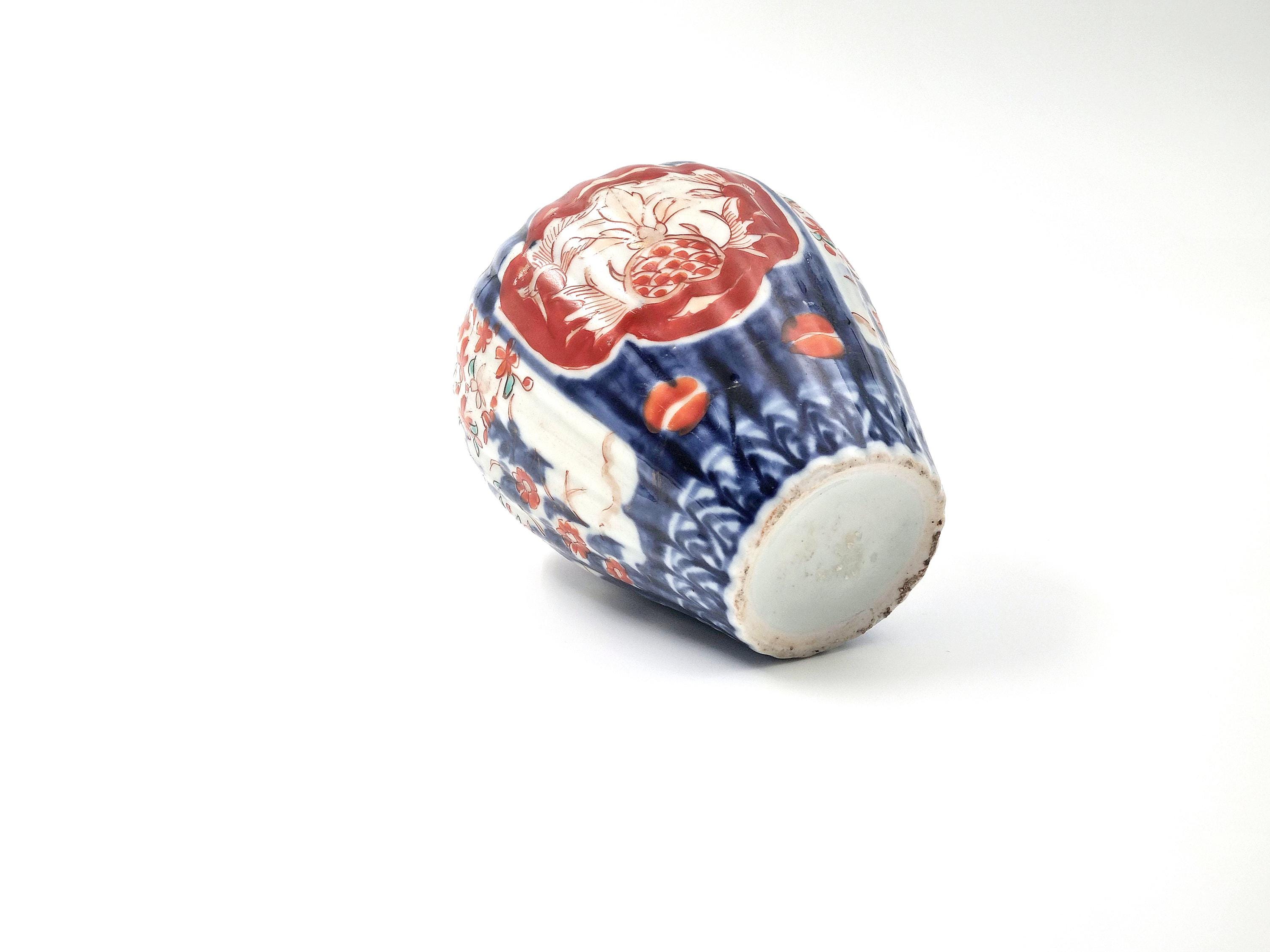 稀少)伊万里焼 花壺 希少な伊万里焼の壺：日本の磁器の花瓶、青と赤の