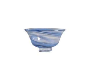 BOL EN VERRE - Verre soufflé à la main, design suédois et scandinave 3 pouces de haut 7,5 cm 5,5 largeur 13 cm Art du verre et objets de collection en verre bleu/clair