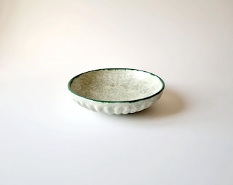 Upsala Ekeby Sweden Bowl - Groene fruitschaal Aardewerk Zweden halverwege de eeuw 1940s Scandinavische stijl, MCM-keramiek, gebarsten staat