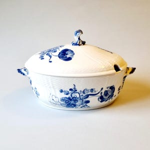 Royal Copenhagen, Blue Flowers 10/1666 Tureen with Handles - Danish Porcelain (Blå Blomster) from 1960s Tableware Scandinavian Collectibles