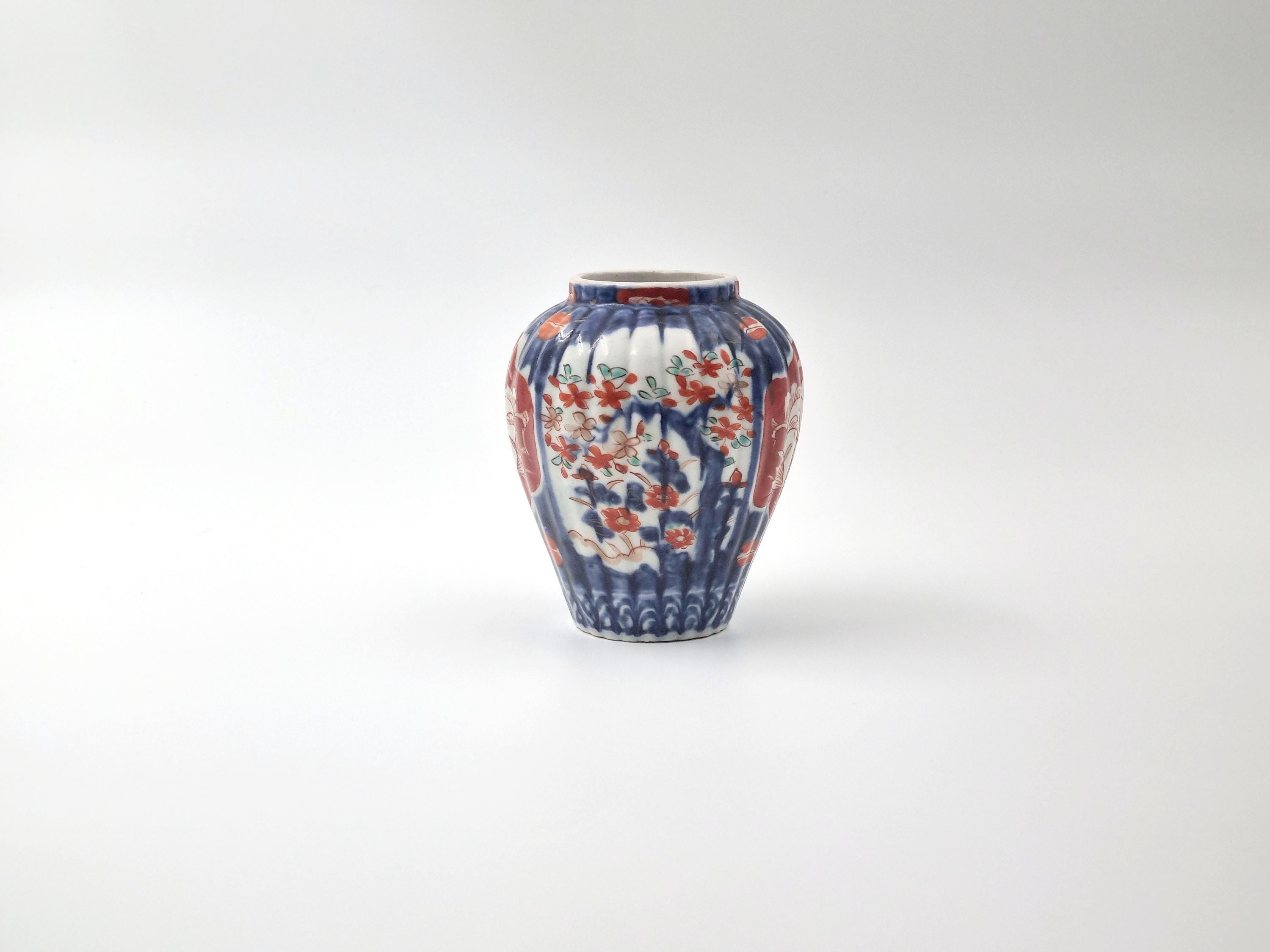 希少な伊万里焼の壺：日本の磁器の花瓶、青と赤の花模様、1900年代