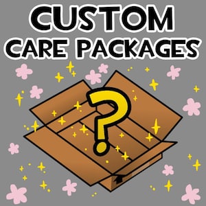 Puede incluir: Una ilustración gráfica con el texto CUSTOM CARE PACKAGES en letras blancas en negrita con bordes negros. Debajo del texto hay una caja de cartón marrón abierta con un signo de interrogación amarillo grande y estrellas amarillas sobre un fondo gris.