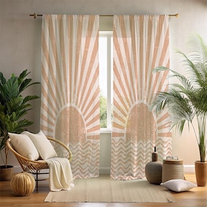 Puede incluir: Un par de cortinas de piso a techo con un patrón de rayos de sol en color melocotón y blanco. El diseño incluye un sol semicircular con rayos sobre una serie de líneas onduladas horizontales, impreso con una textura desgastada.