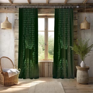 Peut inclure: Une paire de rideaux vert foncé arborant un motif de code matriciel numérique vertical en vert clair. Le design présente des colonnes de caractères alphanumériques qui s'estompent en une silhouette de chat au bas de chaque panneau.