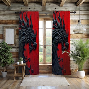 Può includere: Una coppia di tende per finestre caratterizzata da un design audace e ad alto contrasto con una silhouette di drago nero tridimensionale su uno sfondo rosso vibrante e strutturato. Il motivo del drago si estende su entrambi i pannelli.