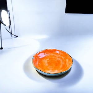 Assiette en céramique orange - Détail doré, plat de service en poterie fait main