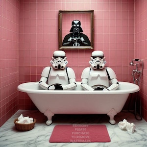 Könnte beinhalten: Zwei weiße Sturmtruppenhelme befinden sich in einer weißen Badewanne in einem Badezimmer mit rosa Fliesen. Ein gerahmtes Bild von Darth Vader hängt an der Wand über der Badewanne. Der Text "RENACORE PLEASE PURCHASE TO REMOVE WATERMARK" befindet sich auf einer rosa Badematte.