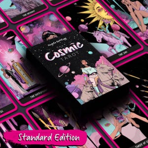 Op de afbeelding: Een kaartspel The Cosmic Tarot van Angela Battlogg met een zwarte doos met een ruimte-illustratie van een persoon op een wezen, omringd door planeten en sterren. Het kaartspel wordt getoond tussen verschillende losse tarotkaarten.