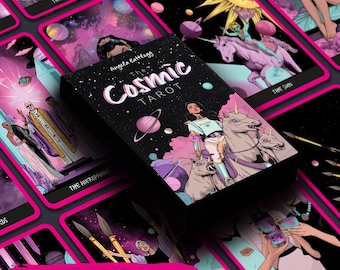 Puede incluir: Una baraja de cartas The Cosmic Tarot de Angela Battlogg con una caja negra que presenta una ilustración espacial de una persona montando una criatura, rodeada de planetas y estrellas. La baraja se muestra entre varias cartas de tarot individuales.