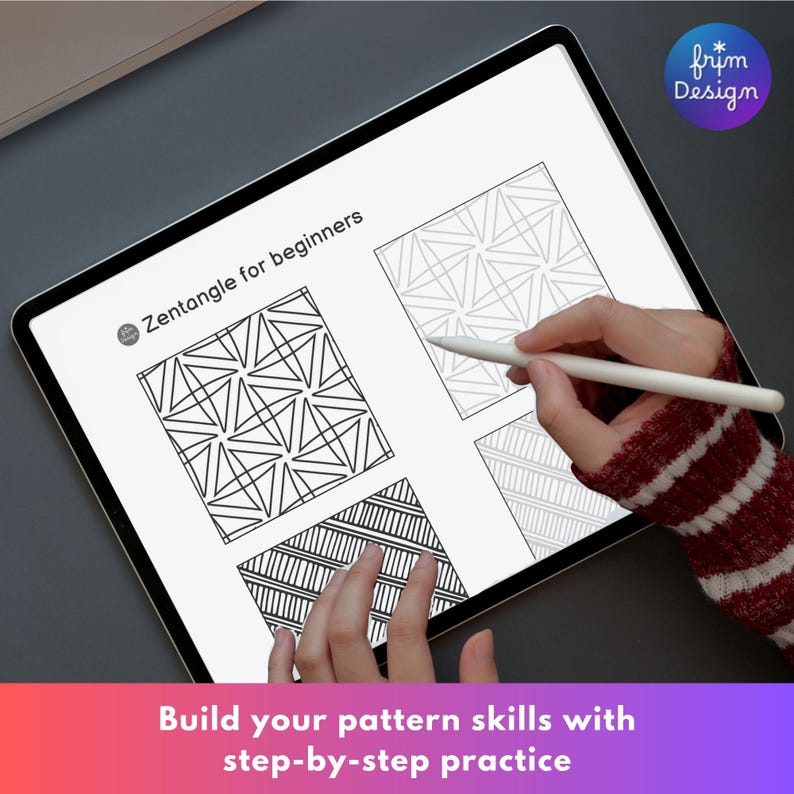 K&ouml;nnte beinhalten: Ein digitales Tablet zeigt eine Zentangle-Zeichenanleitung f&uuml;r Anf&auml;nger mit schwarz-wei&szlig;en geometrischen Mustern. Der Bildschirm zeigt dreieckige und gestreifte Designs, wobei ein Eingabestift verwendet wird, um Linien zu zeichnen.