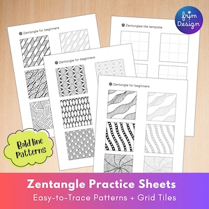Op de afbeelding: Een verzameling witte papieren Zentangle-oefenbladen met zwarte inktpatronen en lege rastertegels. De vellen bevatten tekstlabels zoals Zentangle for beginners, Zentangles tile template en Bold line Patterns.