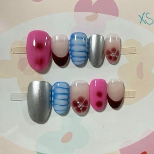 Silber-Chrom-Blumen French Press On Nails: Handgemachte Faux Acrylgel-Nägel